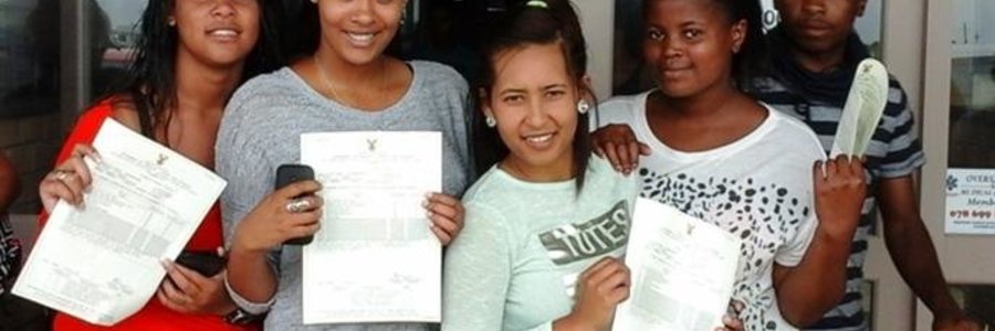 â€˜n Paar gelukkige matrikulante met hul sertifikate